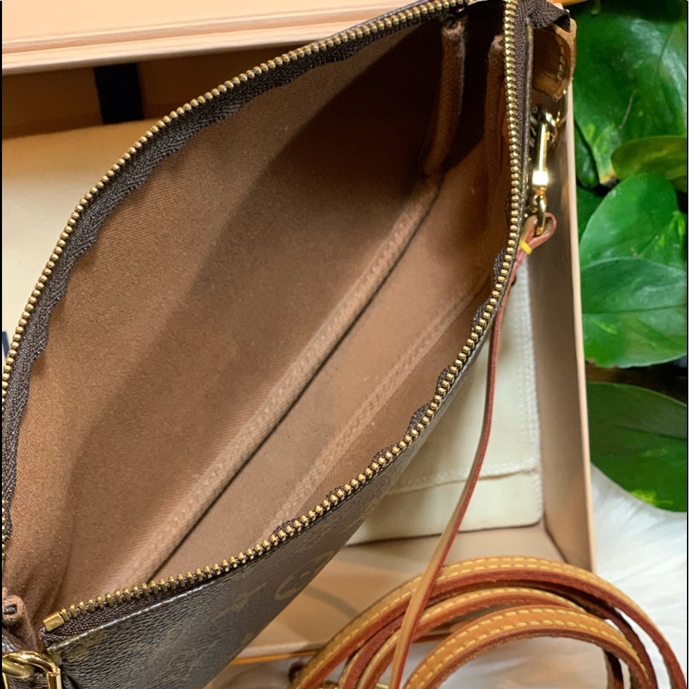 ❗️SOLD ❗️LV Poche Acce w/ LV strap - Picture 7 of 8